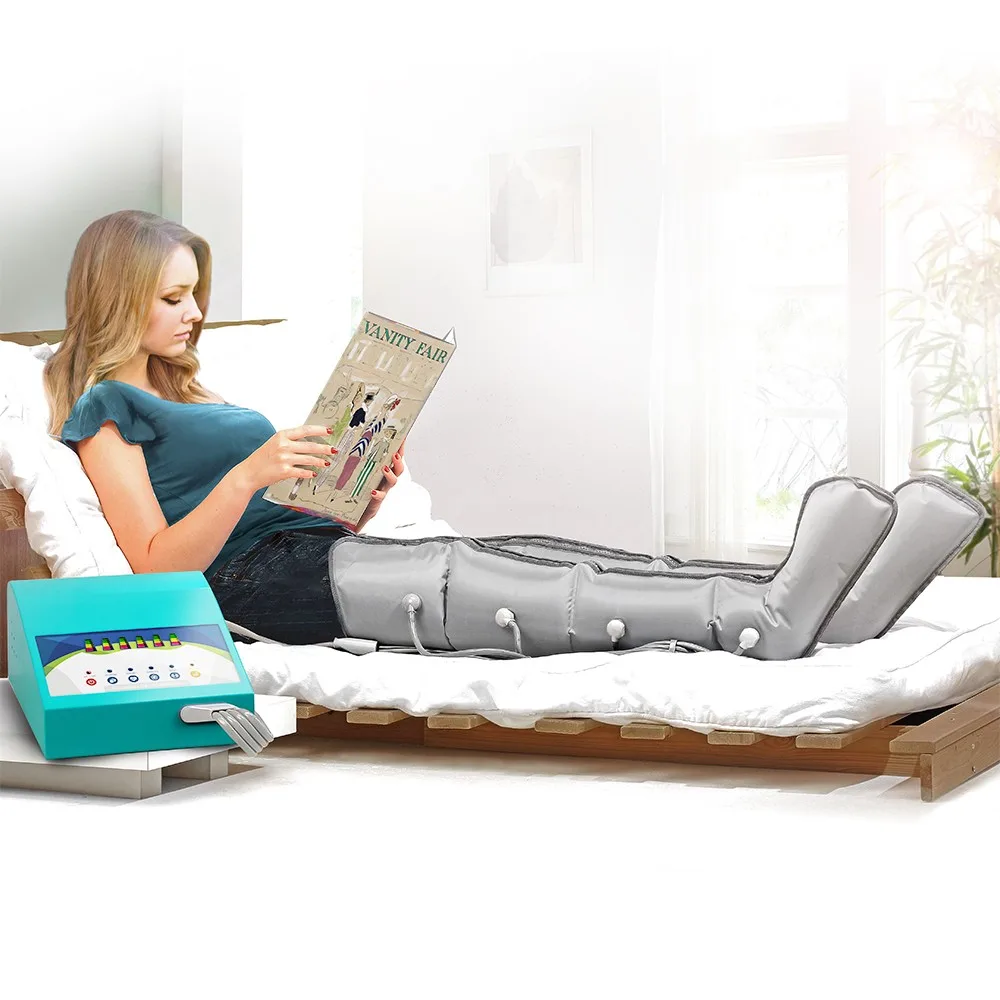 Mujer leyendo tumbada en la cama con las dos perneras de Presso Life Plus puestas